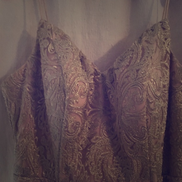 Formal gown - Picture 1 of 7